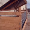 comedero-madera-tejado-exterior-reja-movil
