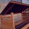 comedero-madera-tejado-exterior-reja-movil
